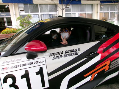 スポーツカーに乗っている